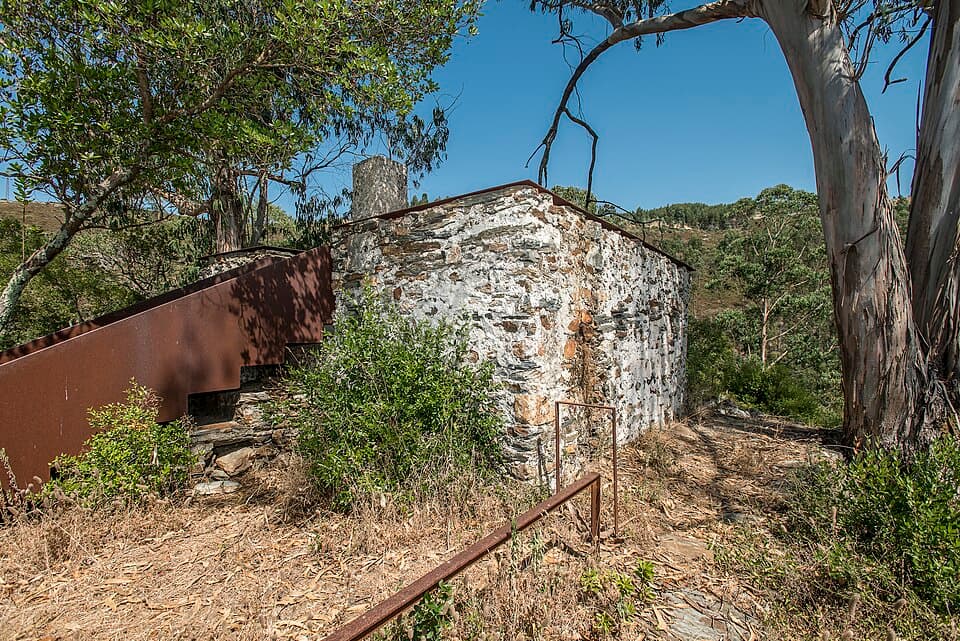 Vestígios da torre do Castelo de Aguiar de Sousa entre a vegetação