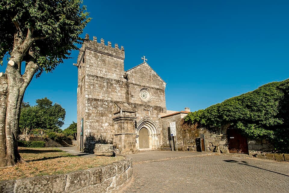 Igreja e torre sineira do Mosteiro de São Pedro de Cête