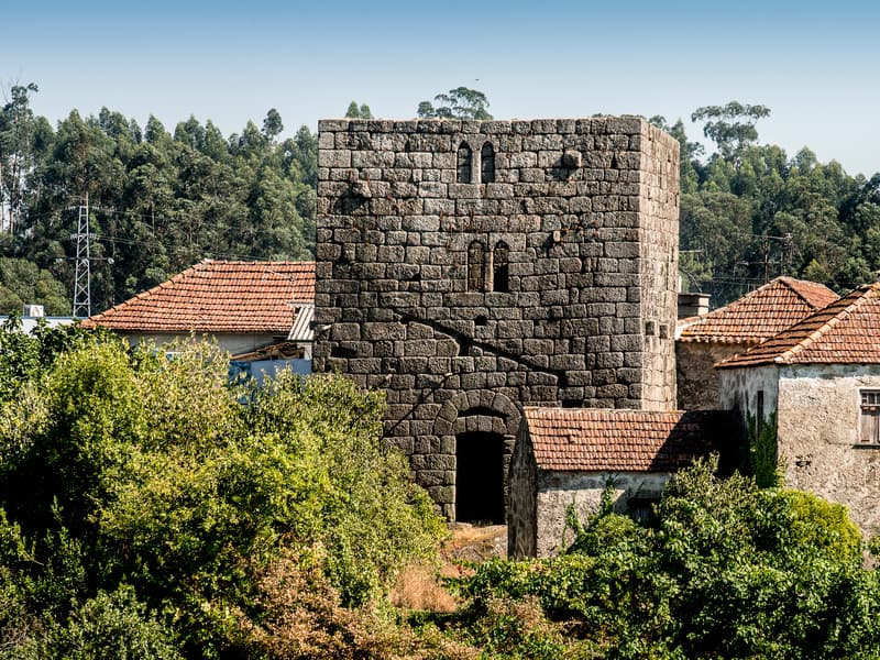 Torre dos Alcoforados entre árvores e casas de Lordelo