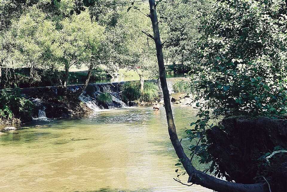 Água e margem da Praia Fluvial do Taboão em Paredes de Coura