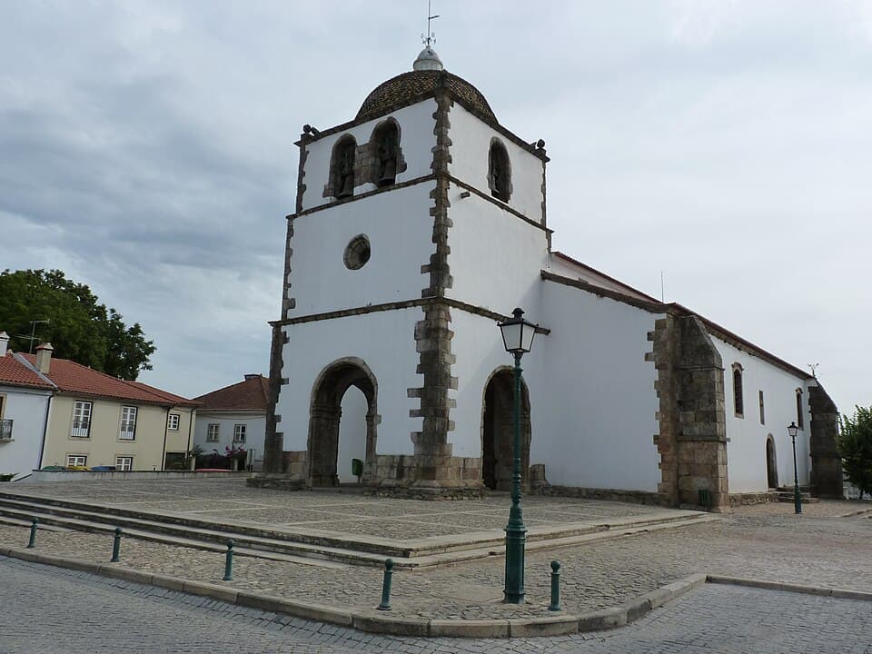 Fachada e torre da Igreja Matriz de Pedrógão Grande