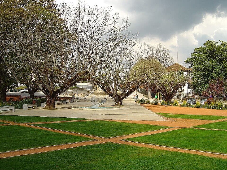 Relvados, caminhos e árvores do Jardim da Devesa em Pedrógão Grande