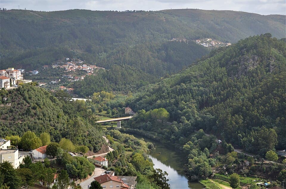 Vista de Penacova entre encostas arborizadas, com o rio Mondego no vale