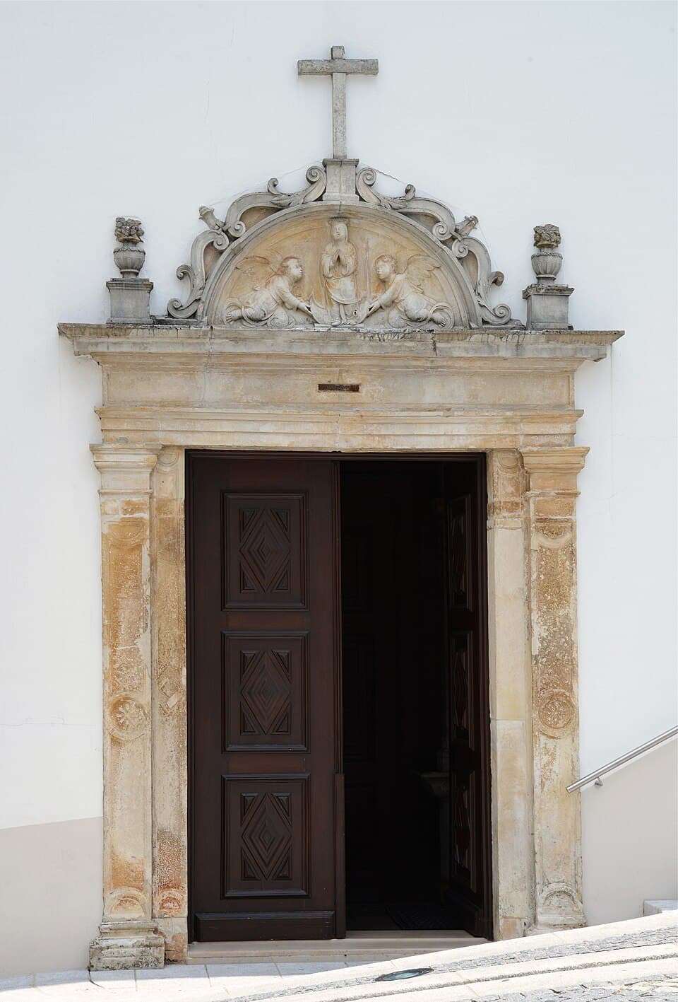 Portal esculpido da Igreja de Nossa Senhora da Assunção, em Penacova