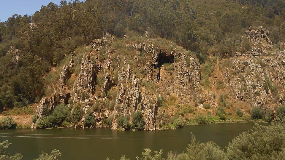 Afloramentos quartzíticos da Livraria do Mondego junto ao rio, em Penacova
