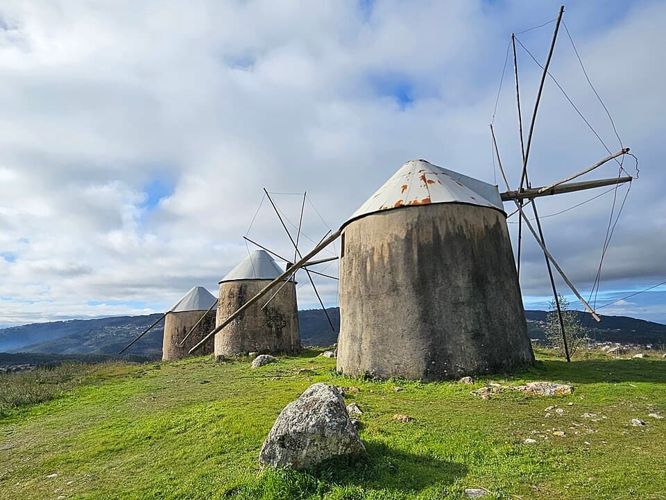 Moinhos de vento de Gavinhos alinhados sobre a serra, no concelho de Penacova