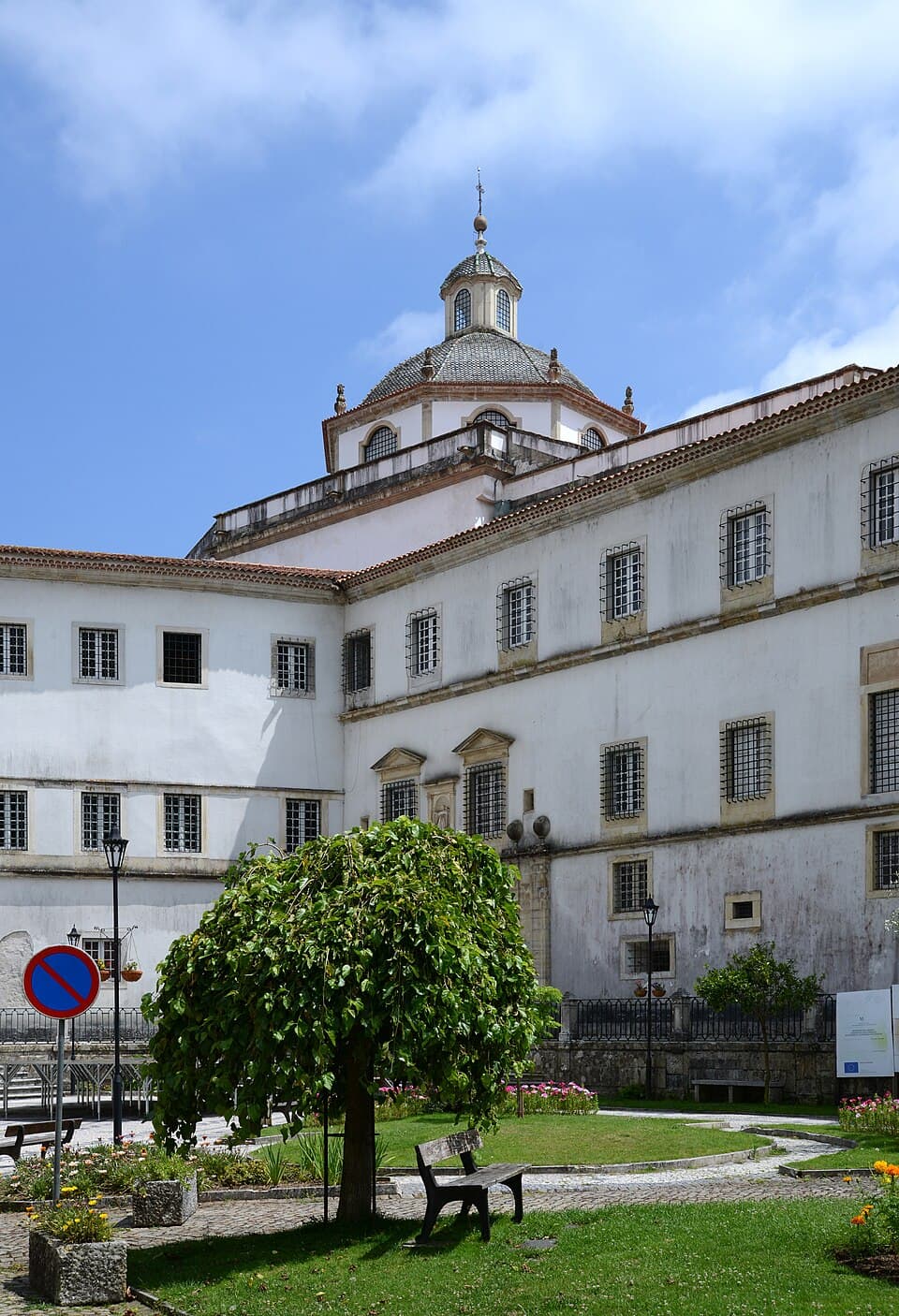Claustro e torre da igreja do Mosteiro de Lorvão