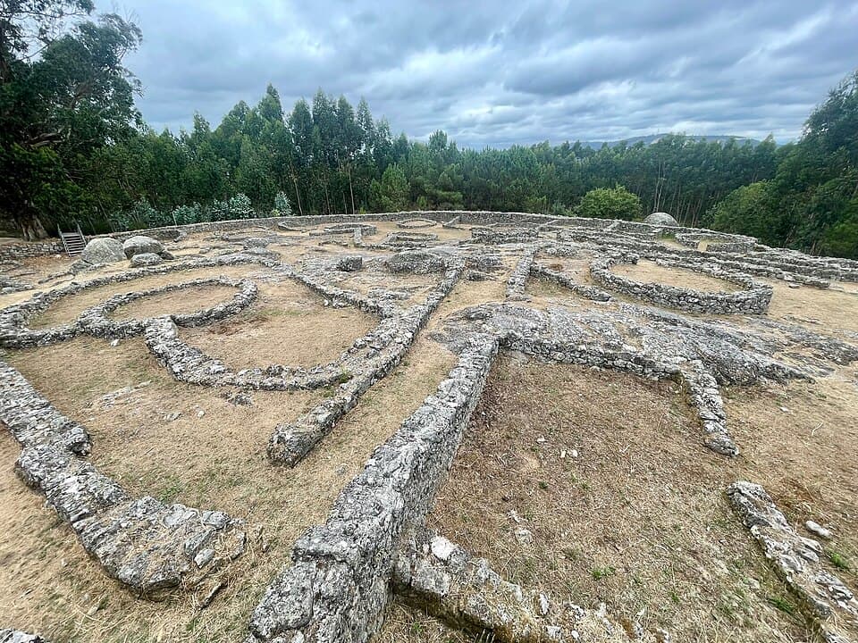 Estruturas arqueológicas do Castro de Monte Mozinho