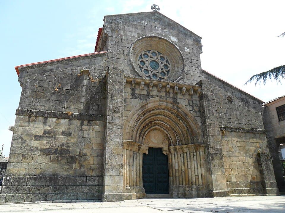 Fachada da igreja do Mosteiro do Salvador de Paço de Sousa