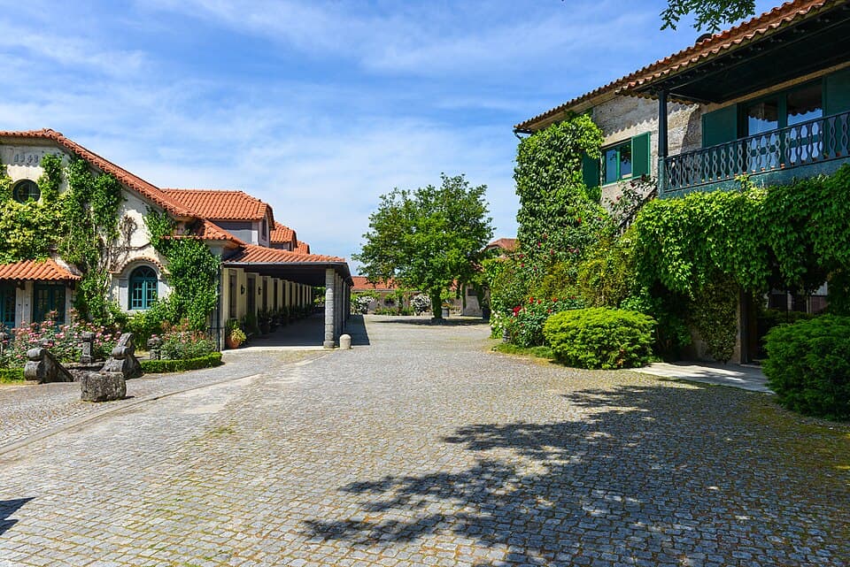 Pátio ajardinado e edifícios históricos da Quinta da Aveleda