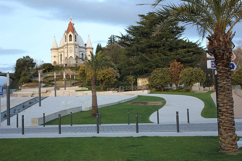 Santuário do Sameiro sobre os jardins de Penafiel