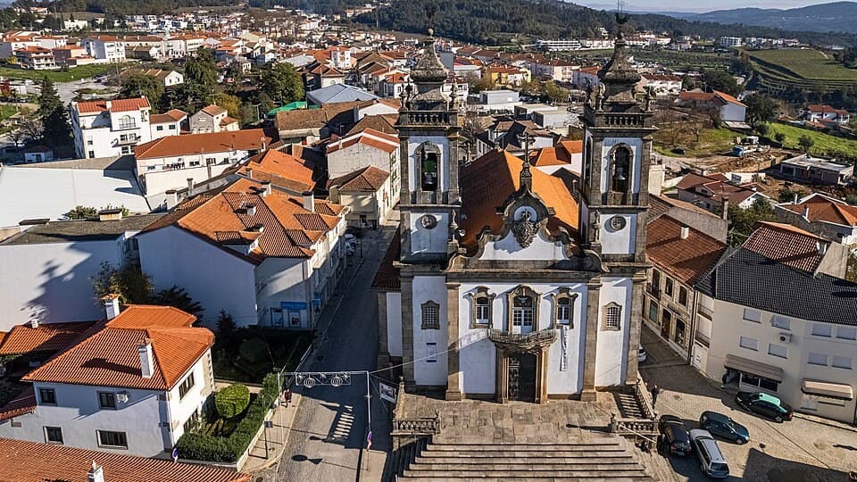 Vista da Igreja da Misericórdia de Penalva do Castelo e do casario envolvente