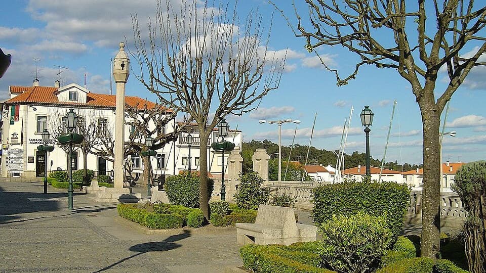 Pelourinho de Penalva do Castelo inteiro junto à praça da vila