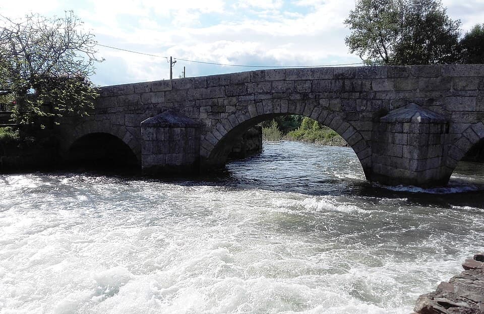 Ponte granítica de vários arcos sobre a ribeira da Meimoa