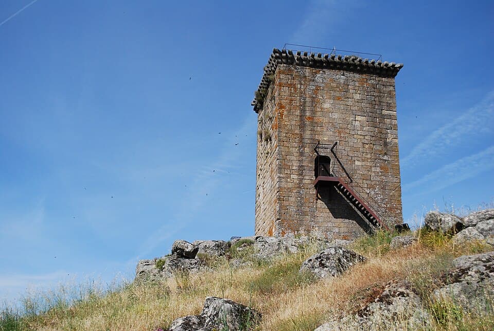 Torre de Menagem do Castelo de Penamacor sobre afloramentos de granito