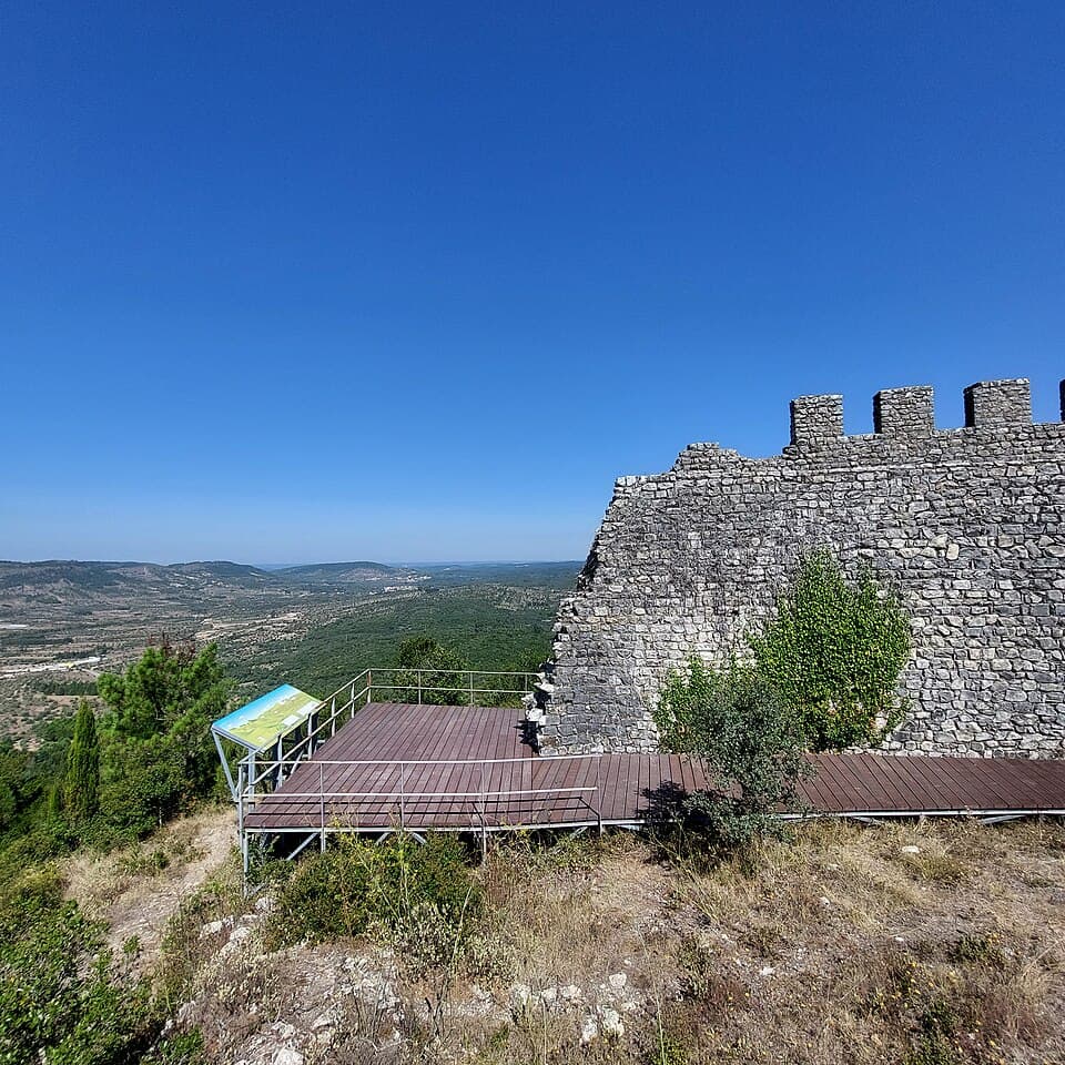 Muralha ameada do Castelo do Germanelo sobre o Vale do Rabaçal