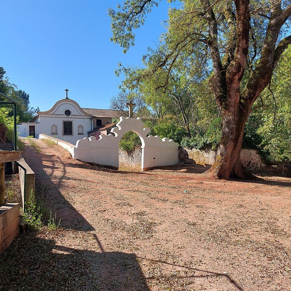 Igreja e portal do Convento de Santo António em Penela