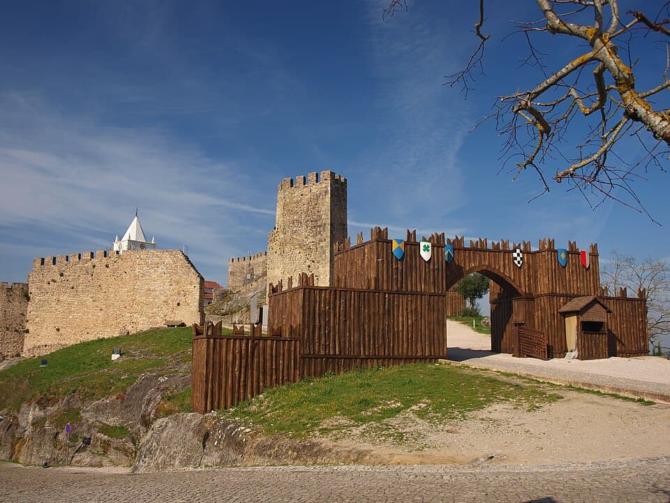 Muralhas e torre do Castelo de Penela vistas junto à entrada