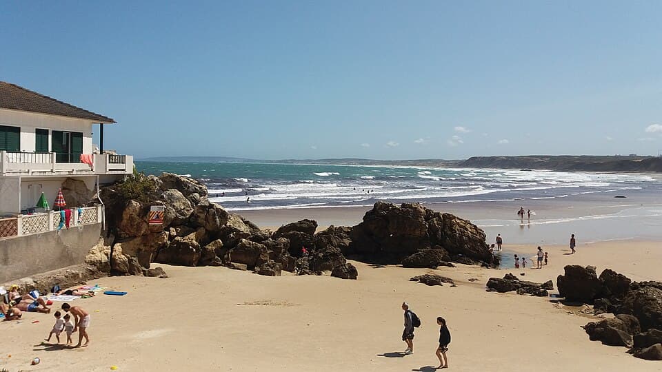 Praia e casario do Baleal vistos junto ao oceano