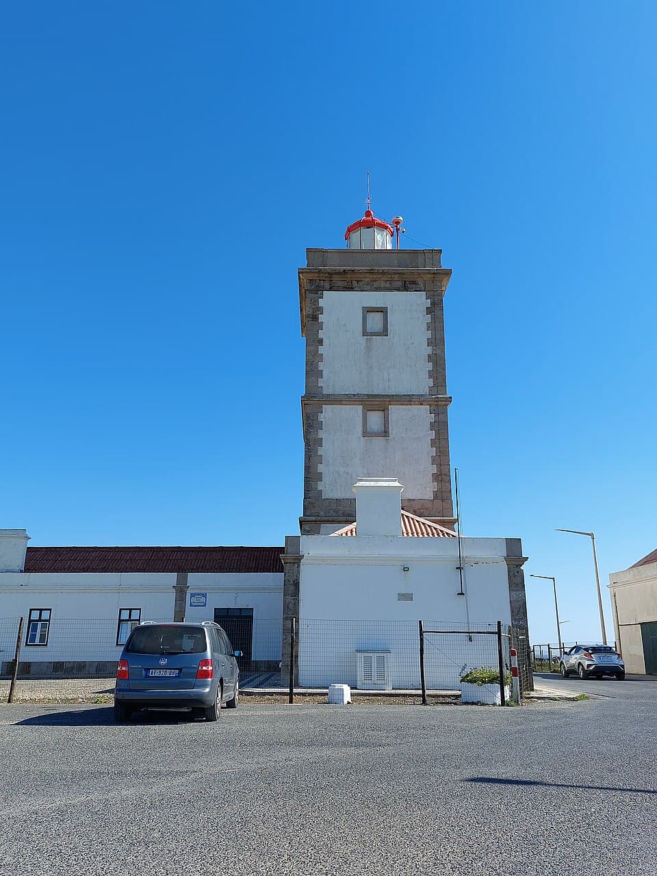 Farol do Cabo Carvoeiro visto junto à estrada costeira