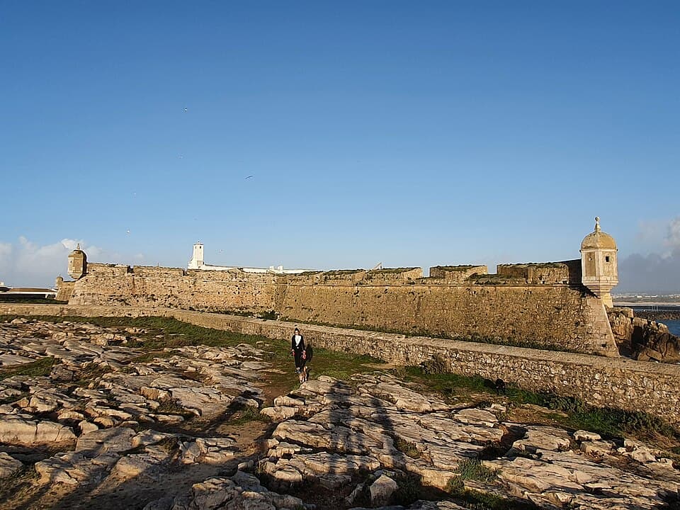 Muralhas e guaritas da Fortaleza de Peniche junto à costa