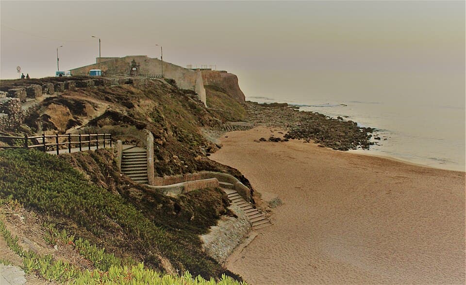 Forte e praia da Consolação vistos ao entardecer