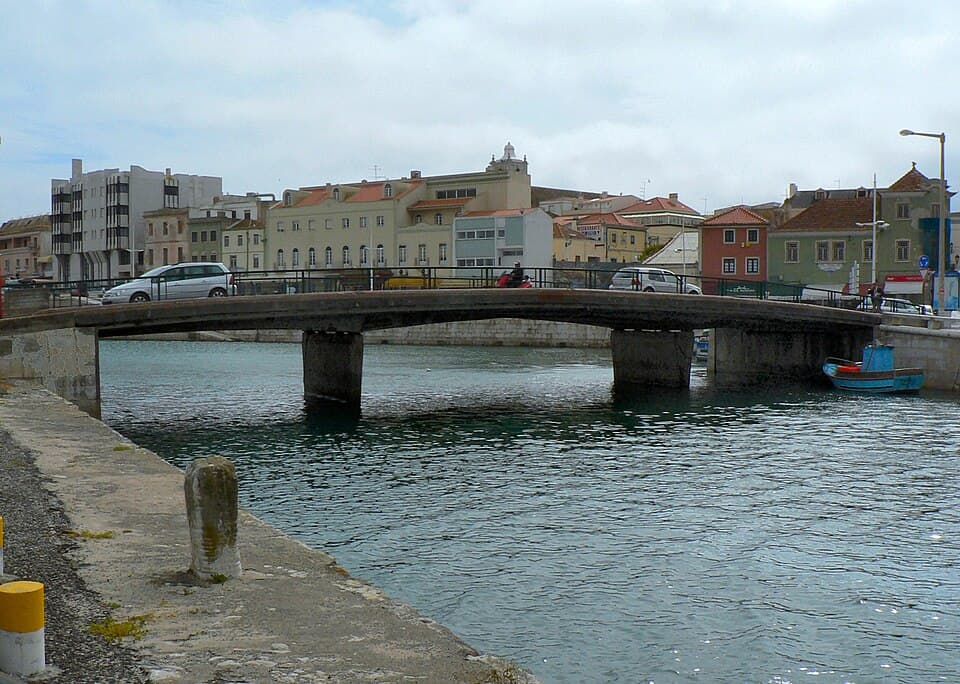 Canal, embarcações e casario na cidade de Peniche