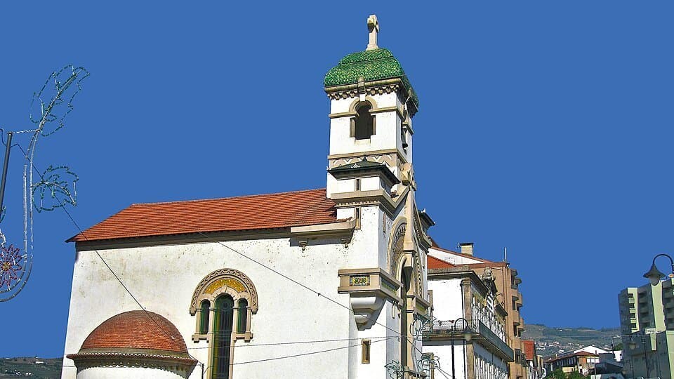 Igreja da Santa Casa da Misericórdia de Peso da Régua, com torre e fachada