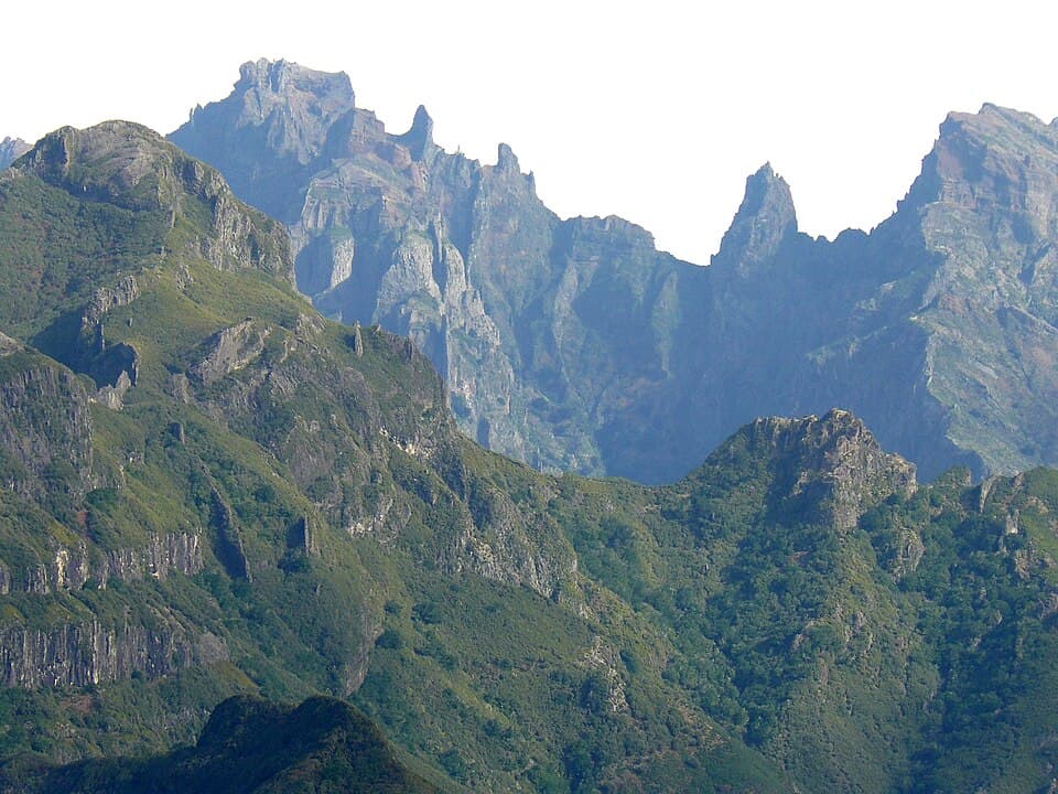 Picos montanhosos vistos da Bica da Cana, concelho da Ponta do Sol