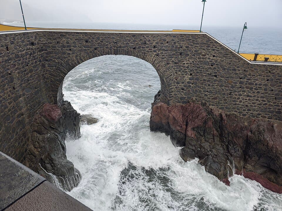 Arco histórico do cais da Ponta do Sol sobre as rochas e o mar