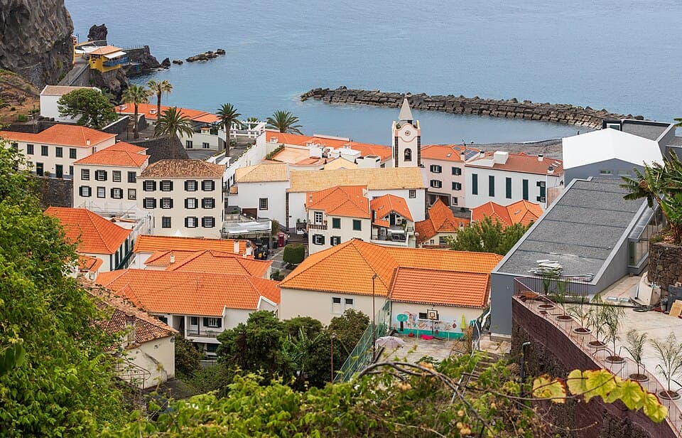 Igreja de Nossa Senhora da Luz no centro da vila da Ponta do Sol