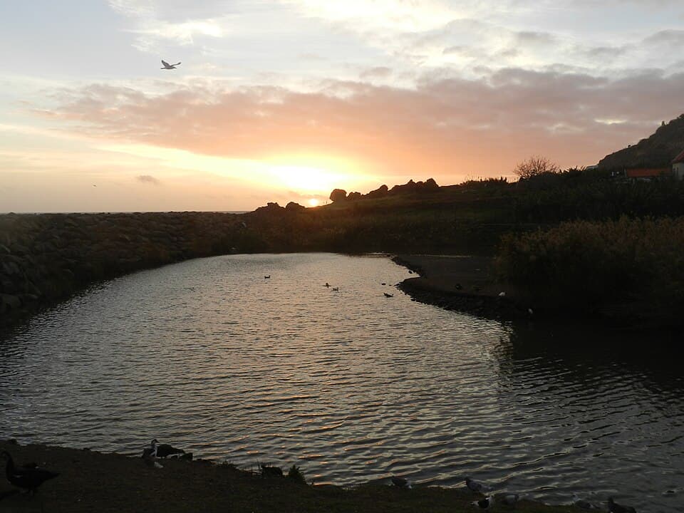 Lagoa do Lugar de Baixo ao pôr do sol, na Ponta do Sol