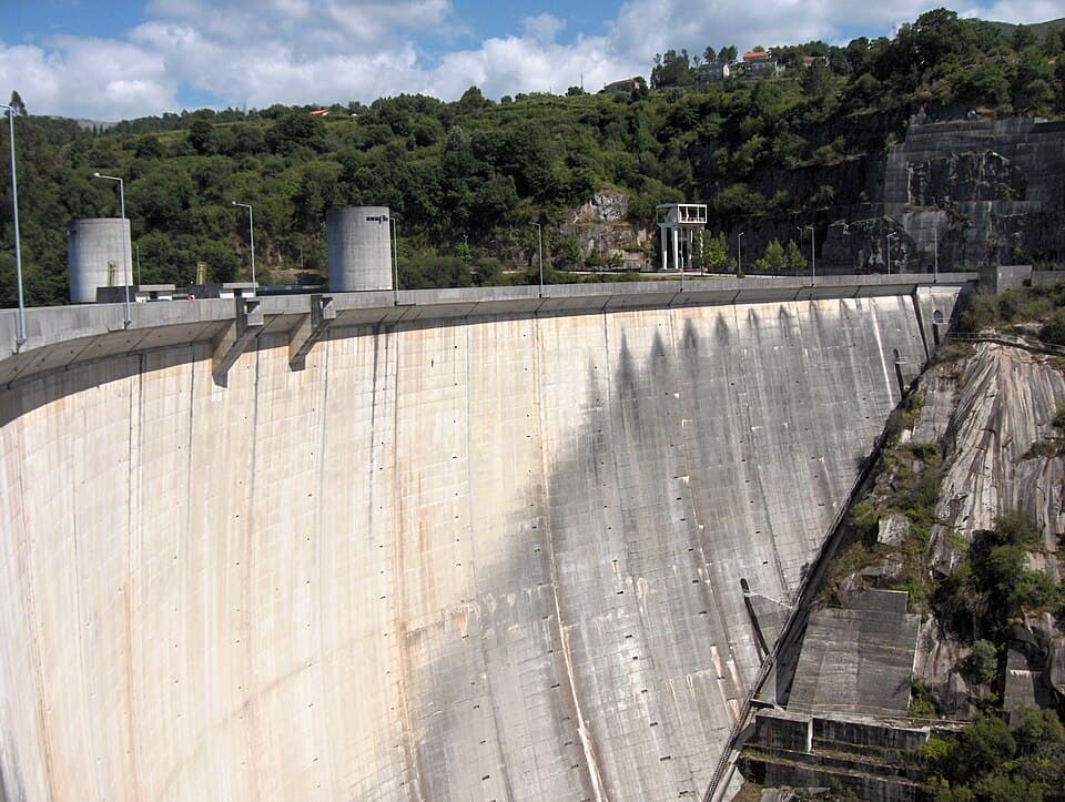 Muralha de betão da Barragem do Alto Lindoso em Ponte da Barca