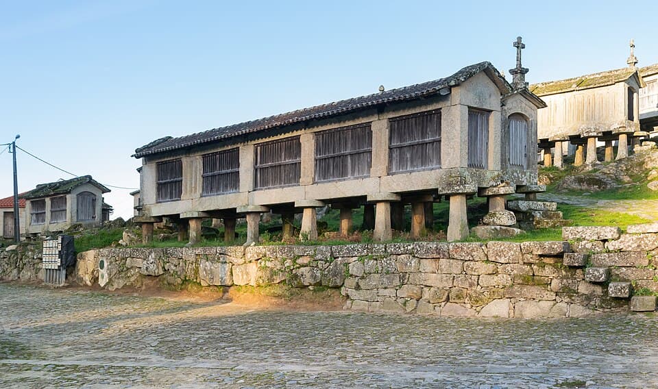 Conjunto de espigueiros de pedra de Lindoso junto ao castelo
