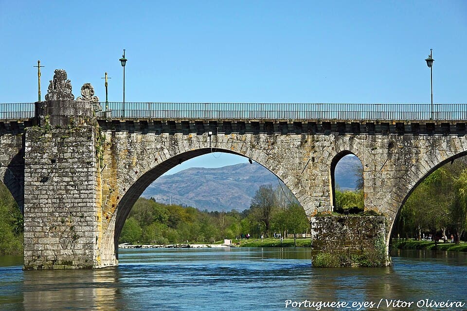 Ponte de pedra sobre o rio Lima em Ponte da Barca