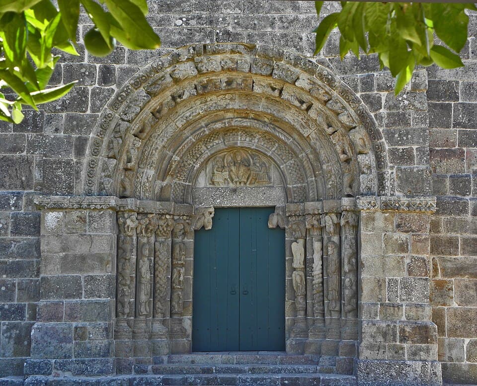 Portal românico esculpido da Igreja de Bravães em Ponte da Barca
