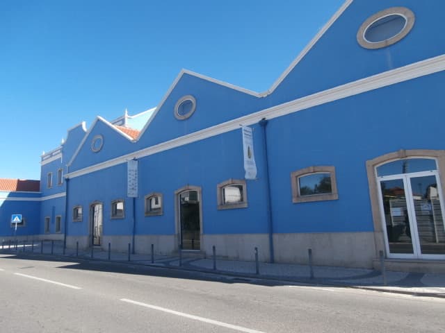 Fachada azul do Centro de Artes e Cultura de Ponte de Sor