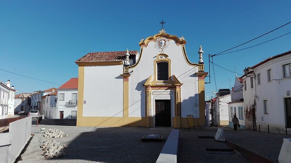 Fachada branca e amarela da Capela da Misericórdia de Galveias