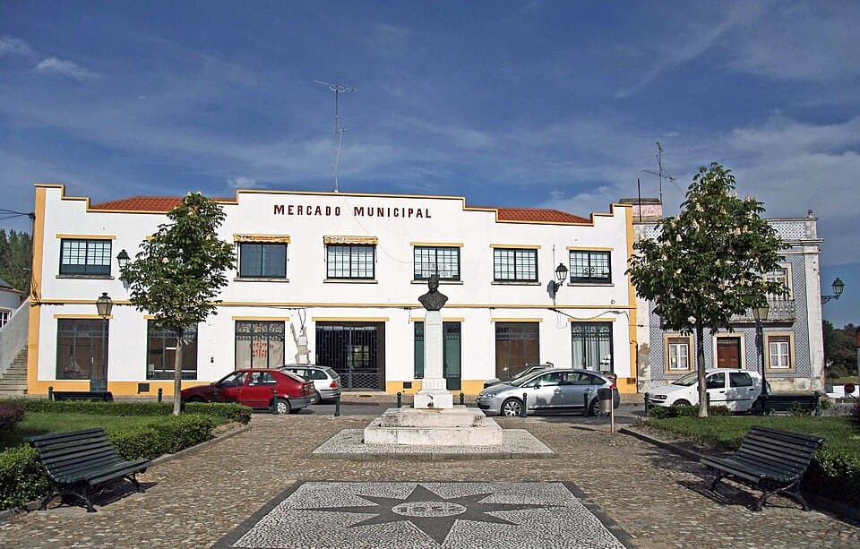 Fachada do Mercado Municipal de Ponte de Sor na Praça da República