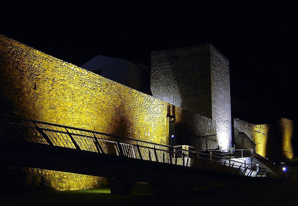 Muralhas e torre iluminadas do Castelo de Portalegre