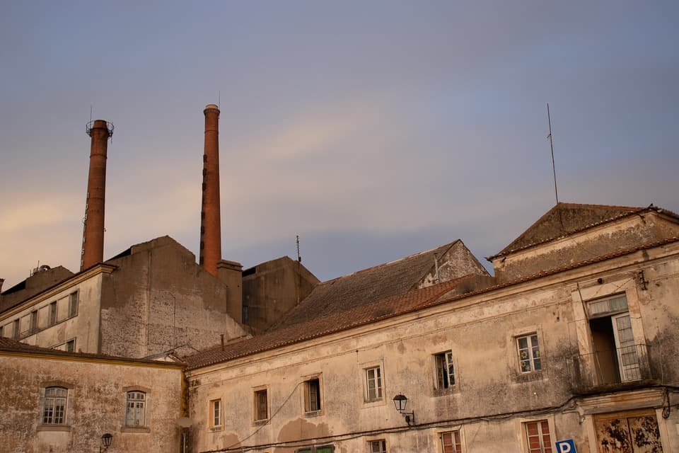 Edifícios e chaminés de tijolo da antiga Fábrica Robinson, em Portalegre