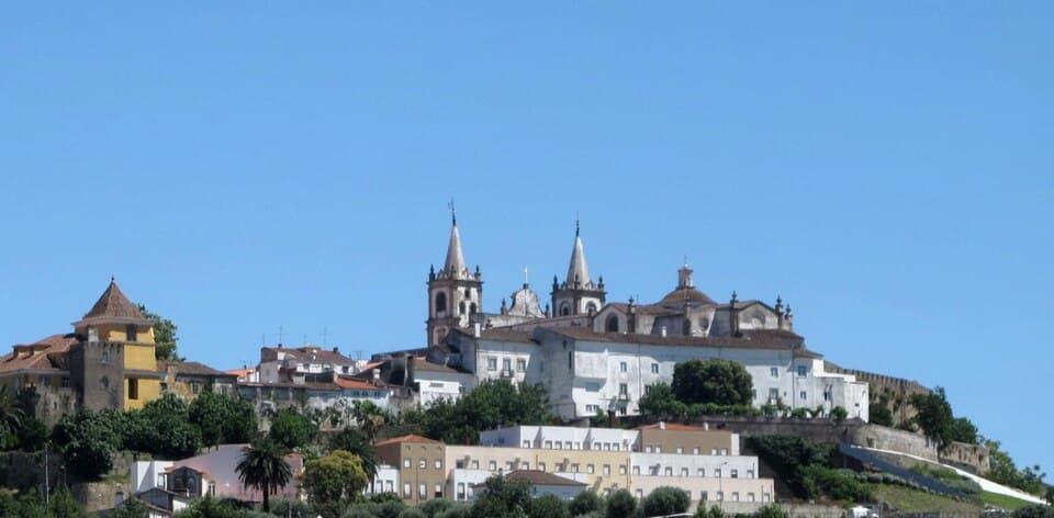 Sé de Portalegre acima do casario do centro histórico