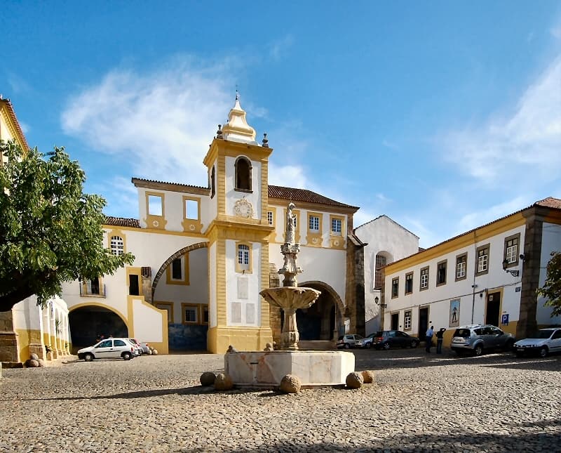 Mosteiro de São Bernardo e fonte no pátio, em Portalegre