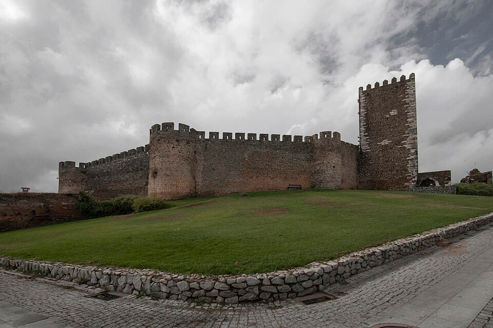 Castelo de Portel e muralhas no alto da vila