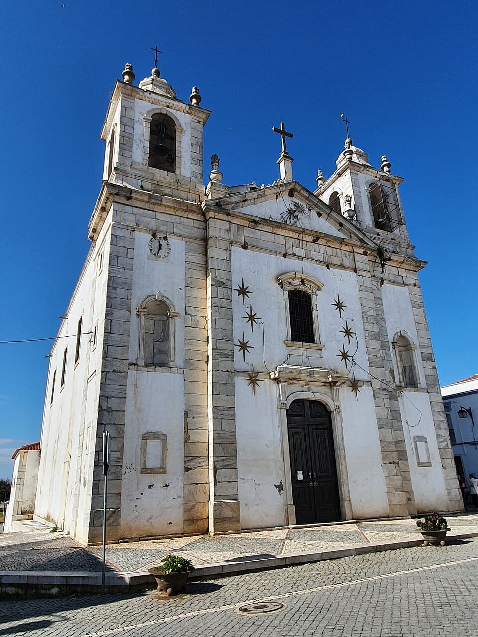Pormenor superior da fachada e torres da Igreja Matriz de Portel
