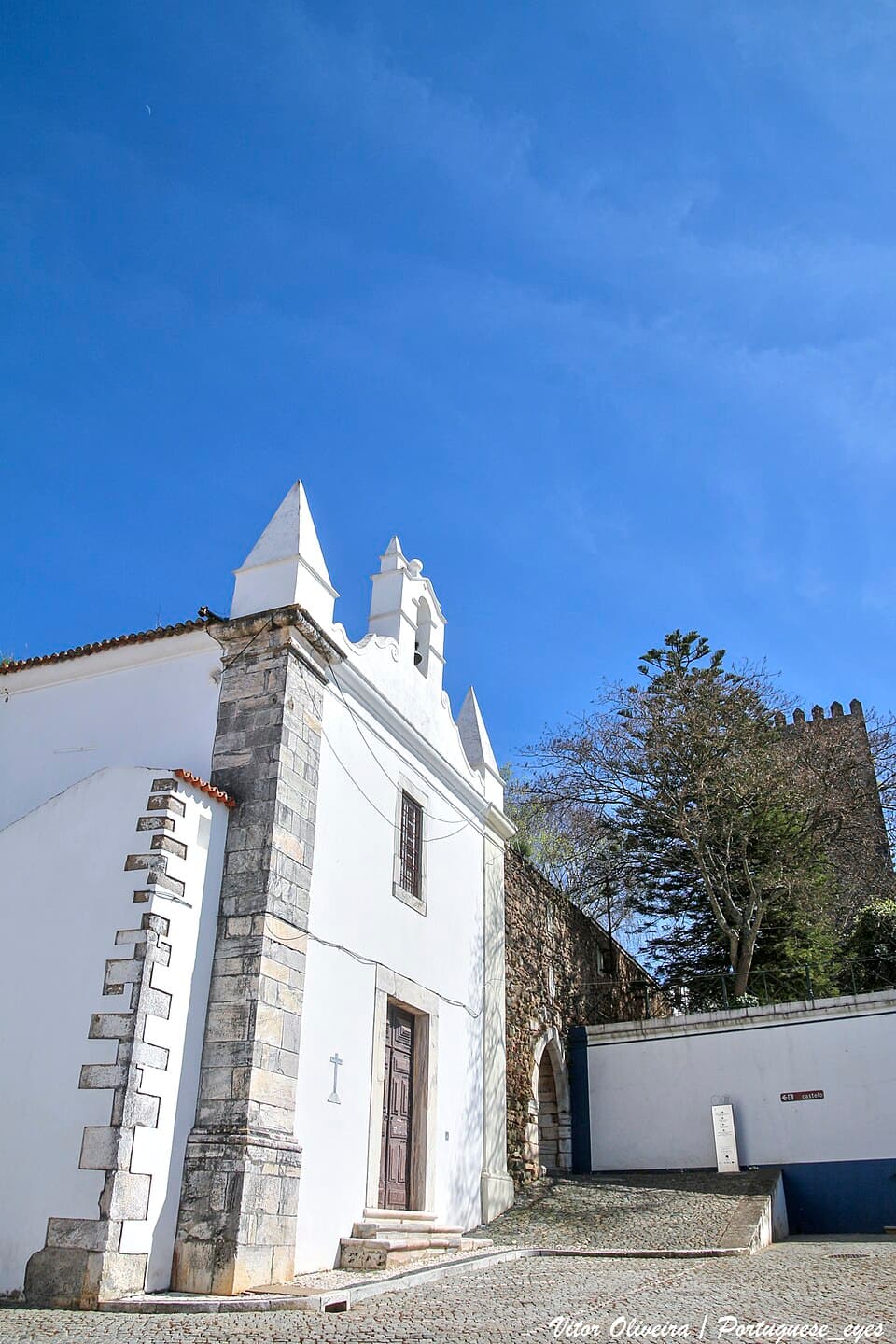 Fachada branca da Igreja da Misericórdia de Portel