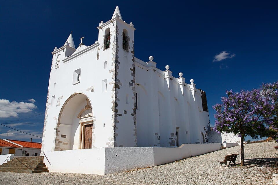 Fachada e torre da Igreja de Vera Cruz de Marmelar