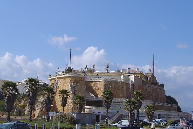 Fortaleza de Santa Catarina sobre a falésia da Praia da Rocha, em Portimão