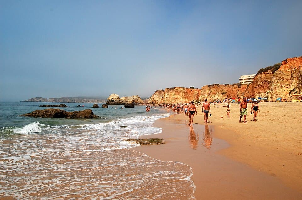 Areal, arribas e formações rochosas na Praia da Rocha, em Portimão
