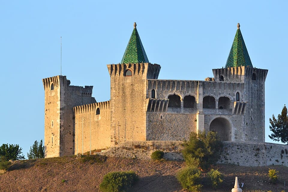 Castelo de Porto de Mós com muralhas e torres de cobertura verde